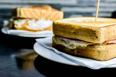 İçinde yumurta ve delik olan yumurtalı sandviç.