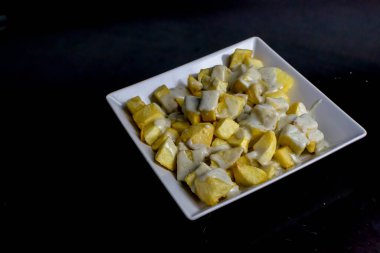 Eritilmiş peynirli kızarmış İspanyol patatesleri.