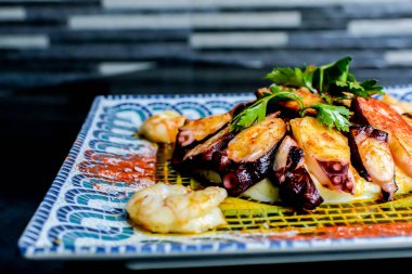 Patates, maydanoz ve kırmızı biber ile pişirilmiş ahtapot.