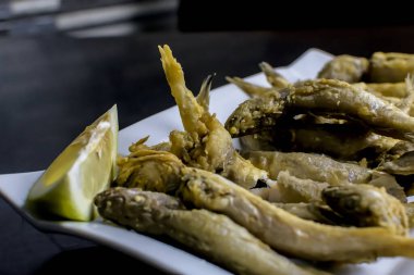 limonlu bir tabakta kızarmış balık