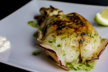 Maydanoz, limon ve mayonez ile ızgara mürekkep balığı.