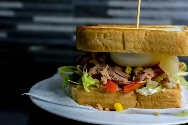 Sandwich Aux Légumes Avec Thon Maïs Dans Une Assiette Photos De Stock Libres De Droits