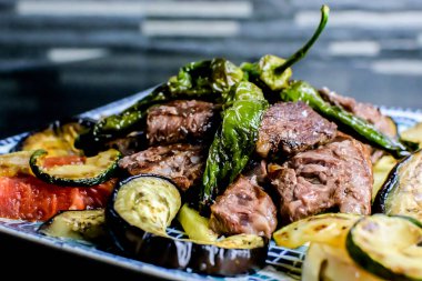 Biberli kabaklı sığır eti.