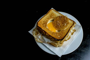 İçinde yumurta ve delik olan yumurtalı sandviç.