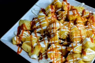 Ketçap ve sarımsak soslu İspanyol kızartması.