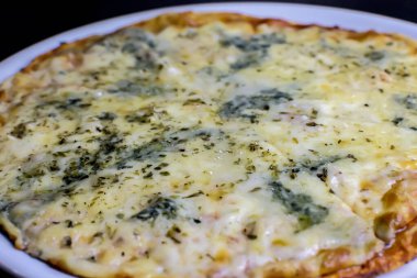 Dört peynirli pizza, erimiş peynir ve kekik.