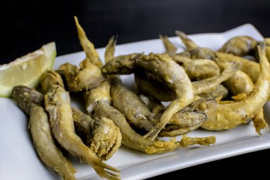 limonlu bir tabakta kızarmış balık