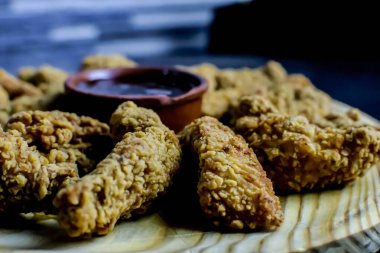 Ortasında barbekü sosu olan kızarmış tavuk.