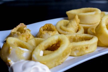 Limonlu ve mayonezli kızarmış kalamar.