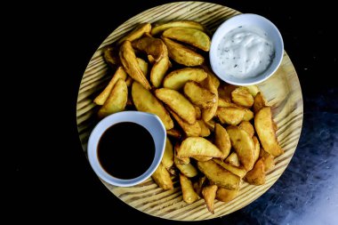 Barbekü ve mayonez soslu ev yapımı patates kızartması.