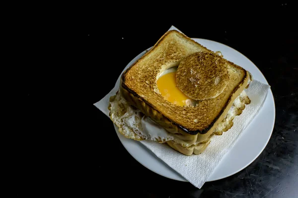里面有一个洞和一个蛋的鸡蛋三明治 — 图库照片