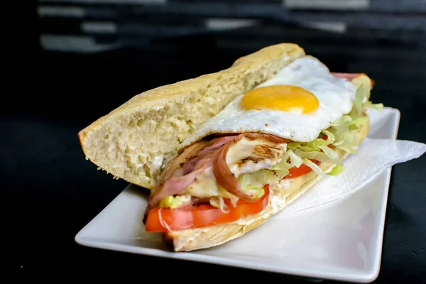 Pan Baguette Sándwich Huevo Con Anchoas Tomate Lechuga — Foto de Stock