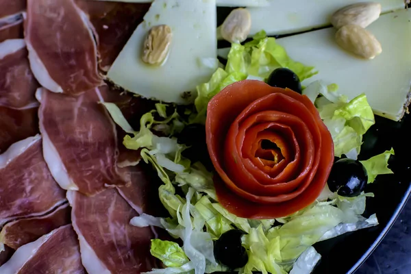 Presunto Queijo Uma Chapa Com Salada — Fotografia de Stock