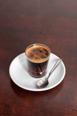 Üç renkli kahve ve tipik valencia romu.