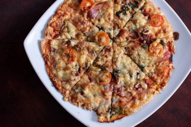 Tabakta kirazlı ev yapımı sebze pizza.