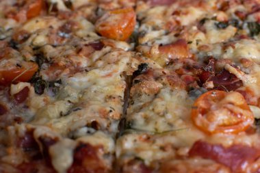 Yanında kirazlı ev yapımı sebzeli pizza.