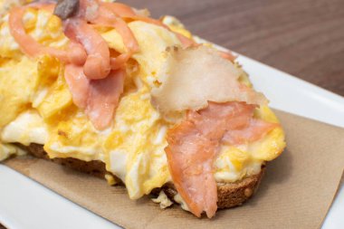 Çırpılmış yumurta ve somon