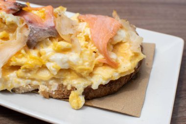 Çırpılmış yumurta ve somon