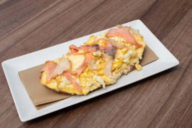 Çırpılmış yumurta ve somonlu tost.