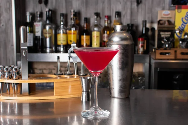 Bar Met Flessen Rode Cocktail Erop — Stockfoto
