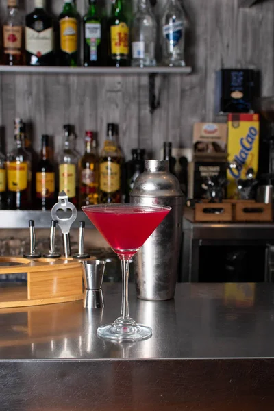 Bar Lahvemi Červeným Koktejlem — Stock fotografie