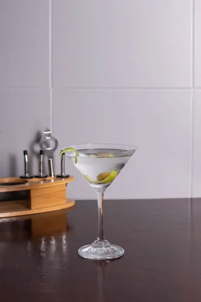 Witte Martini Met Olijven Citroenschil Cocktail — Stockfoto