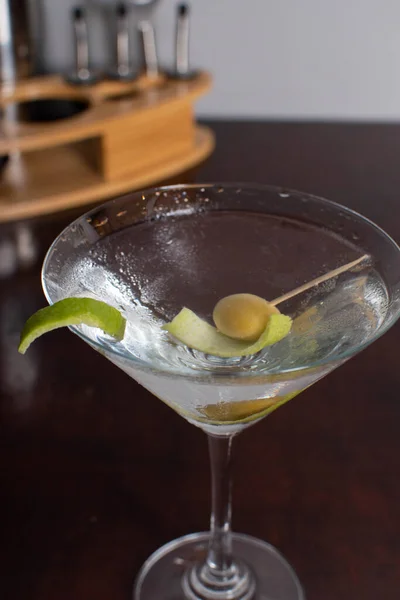 Witte Martini Met Olijven Citroenschil Cocktail — Stockfoto