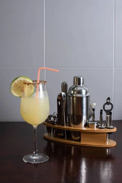 Citroencocktail Naast Diverse Cocktailgereedschappen — Stockfoto