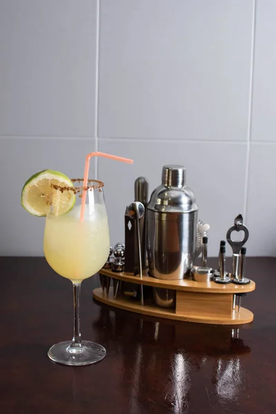 Citroencocktail Naast Diverse Cocktailgereedschappen — Stockfoto