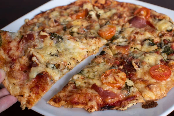 Pizza Aux Légumes Maison Avec Des Cerises Sur Une Assiette Photos De Stock Libres De Droits