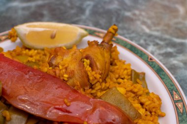 Tavuk, tavşan ve sebzeli Valencia paella 'sı.