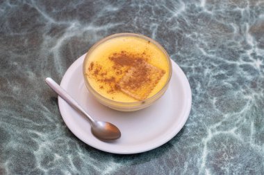 Kurabiye ve tarçınlı muhallebi tabağı.