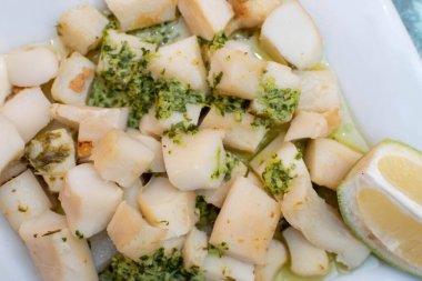 Mürekkep balığı, mayonez, sarımsak, maydanoz ve limon.