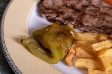 Dana eti, patates ve biber karışımı.