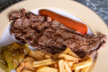 Dana eti, patates ve biber karışımı.