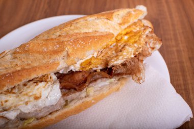 Fileto, yumurta, pastırma, peynir ve marullu sandviç.