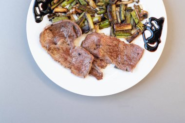 Taze sarımsaklı at eti.