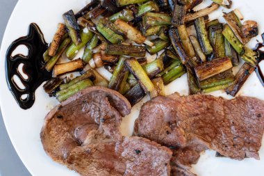 Taze sarımsaklı at eti.