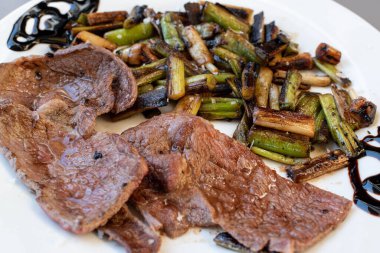 Taze sarımsaklı at eti.