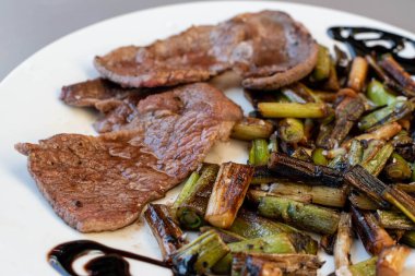 Taze sarımsaklı at eti.