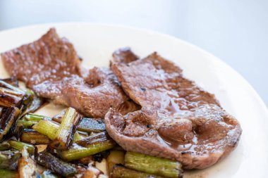 Taze sarımsaklı at eti.