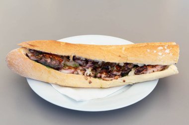 Taze kalamar dolu bir sandviç.