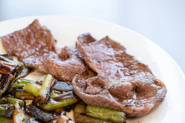 Taze sarımsaklı at eti.