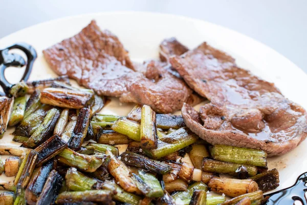 Taze sarımsaklı at eti.