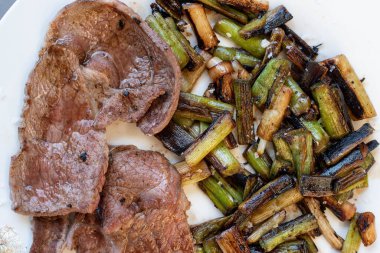 Taze sarımsaklı at eti.