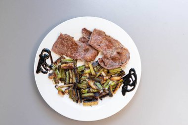 Taze sarımsaklı at eti.