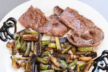 Taze sarımsaklı at eti.