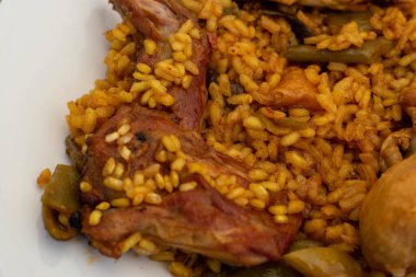 Tavuk, tavşan ve sebzeli Valencia paella 'sı.