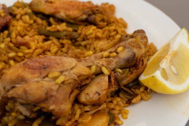 Tavuk, tavşan ve sebzeli Valencia paella 'sı.