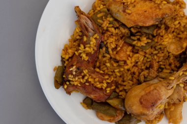 Tavuk, tavşan ve sebzeli Valencia paella 'sı.